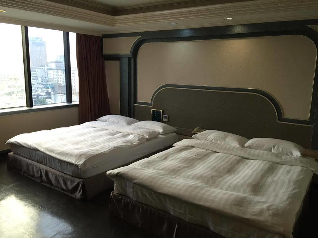 First Plaza Hotel Taichung Exterior foto
