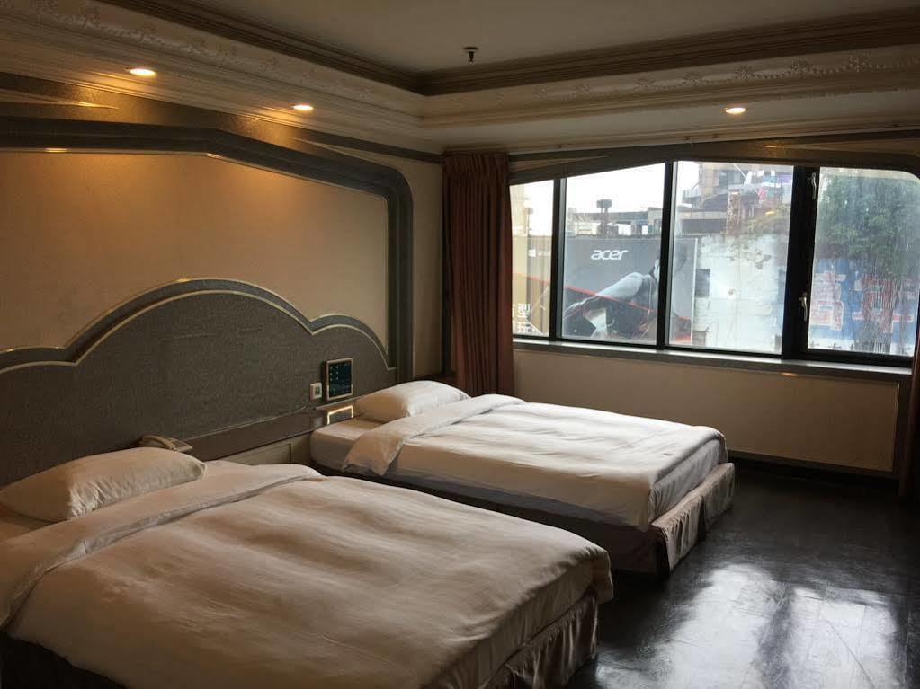 First Plaza Hotel Taichung Exterior foto