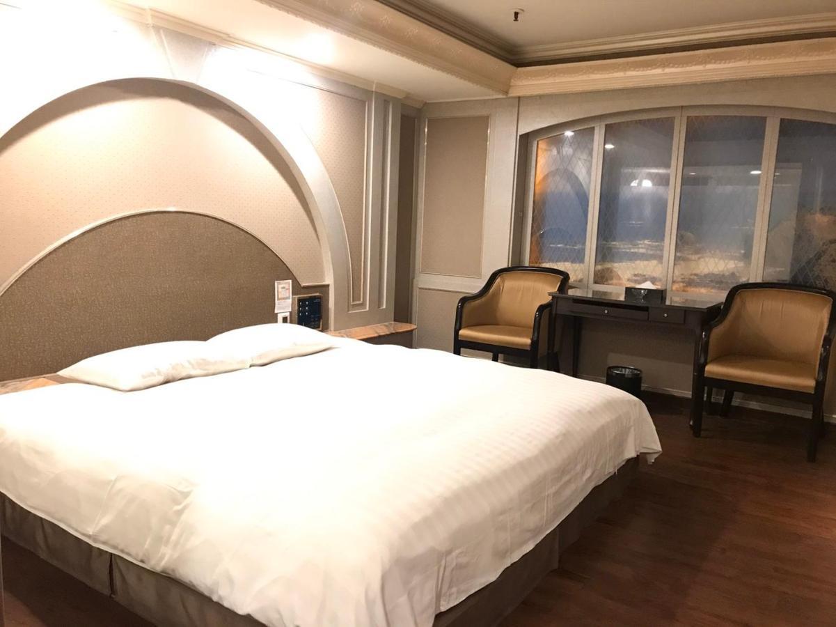 First Plaza Hotel Taichung Exterior foto